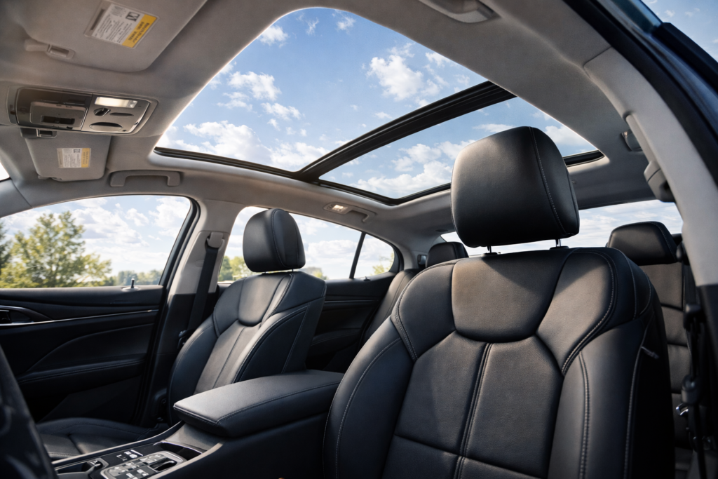 Interior-moderno-con-techo-panoramico.